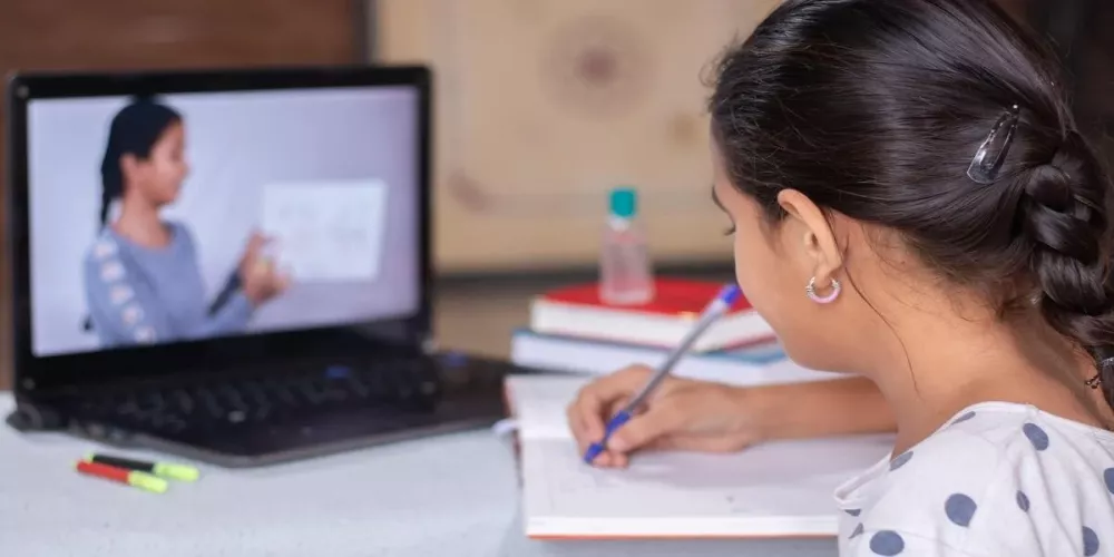 بنموسى يلجأ لتدريس التلاميذ "عن بعد" لدعمهم بسبب إضرابات الأساتذة
