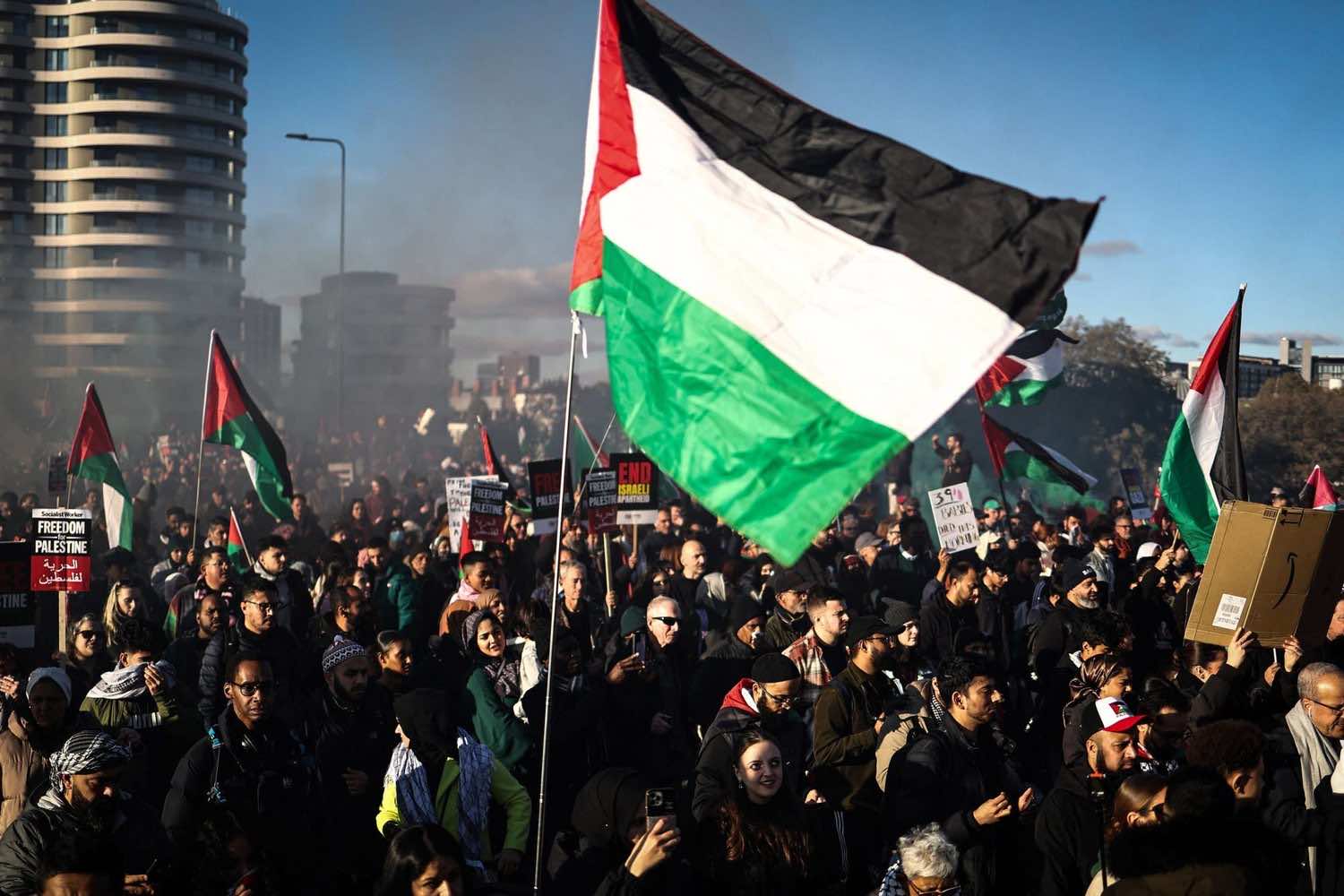 آلاف الأوروبيين في مسيرات مؤيدة لفلسطين منها مسيرة بلندن شارك فيها 300 ألف شخص