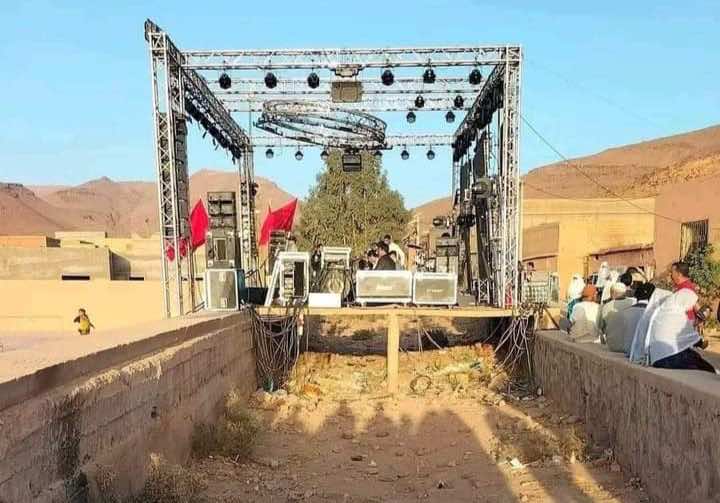 تثبيث منصة مهرجان فوق مجرى واد في تغجيجت يثير سخرية