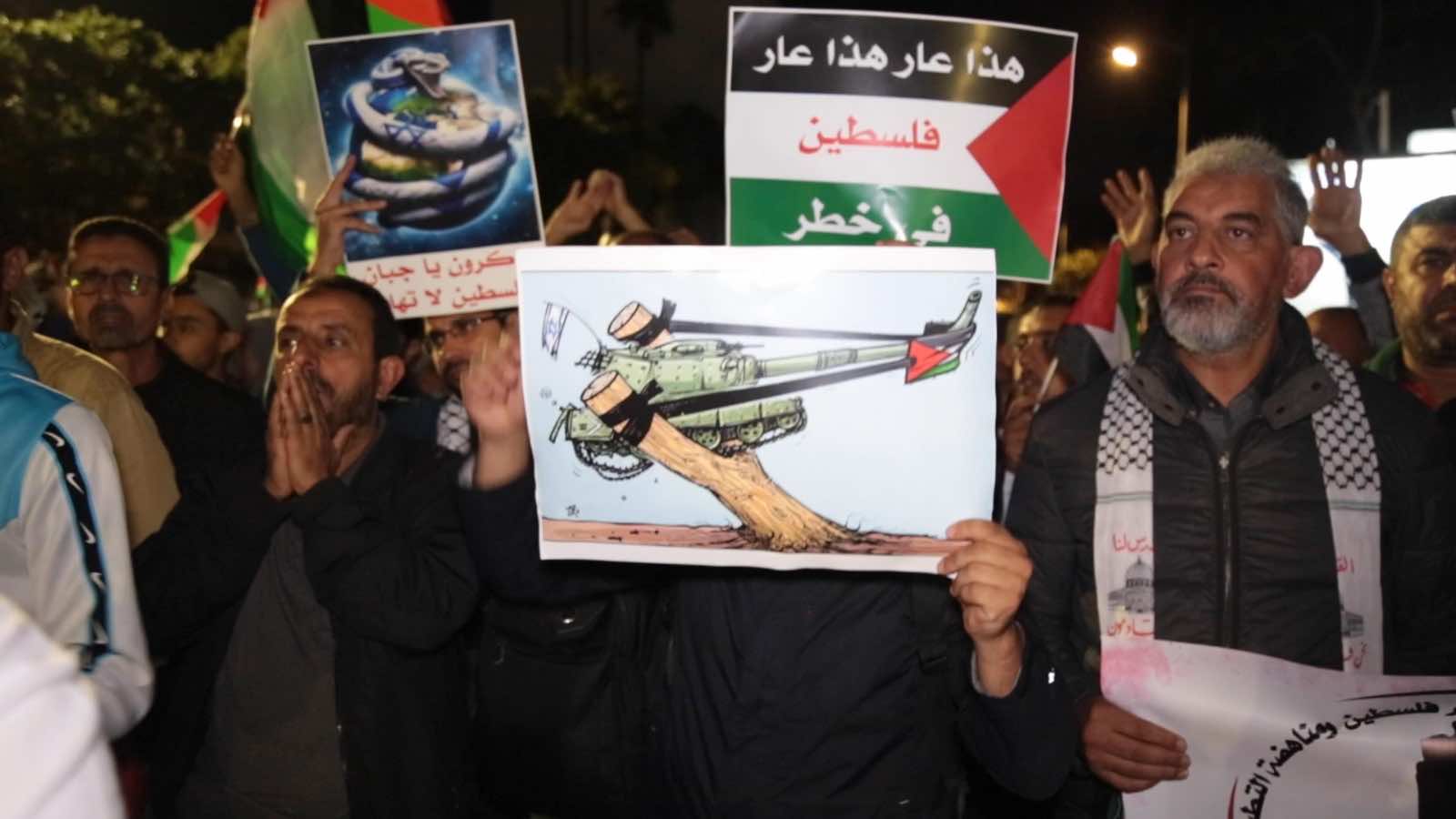 وقفة تضامنية بالبيضاء أمام قنصلية أمريكا تتحول إلى مسيرة حاشدة نددت بالموقف الأمريكي الداعم لإسرائيل وبالتطبيع وجرائم الحرب في غزة (فيديو)