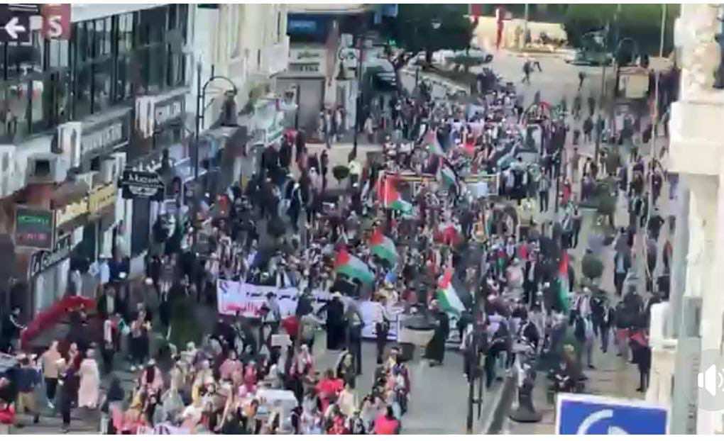 مئات المواطنين بطنجة في مسيرة شعبية للتضامن مع فلسطين