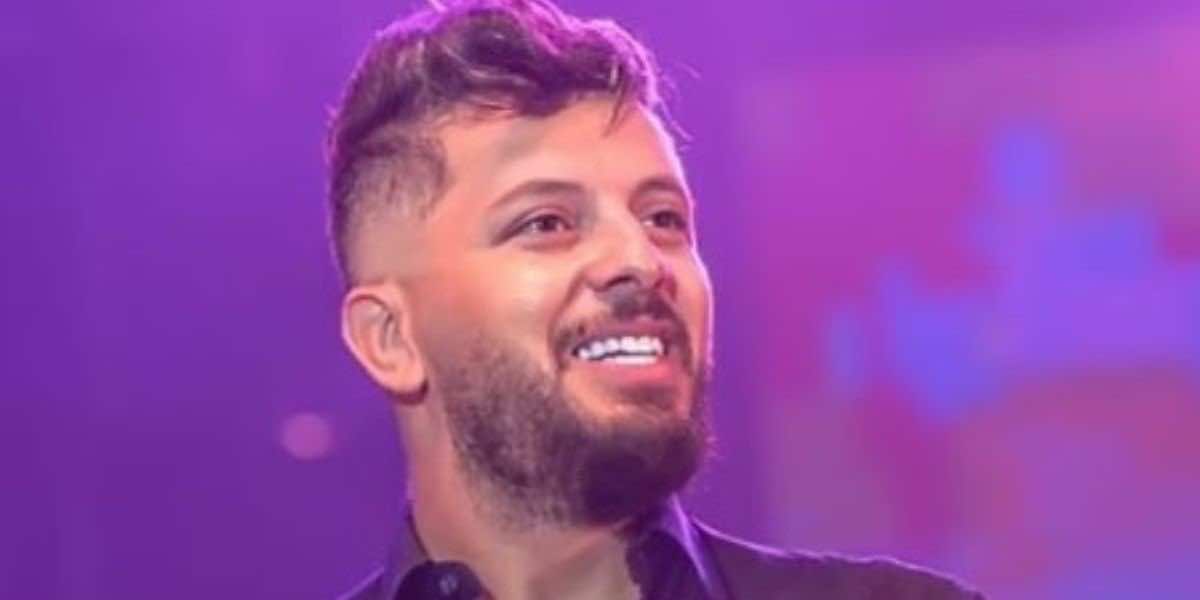 حاتم عمور ينضم إلى أسماء لمنور ويرفض الغناء في الجزائر