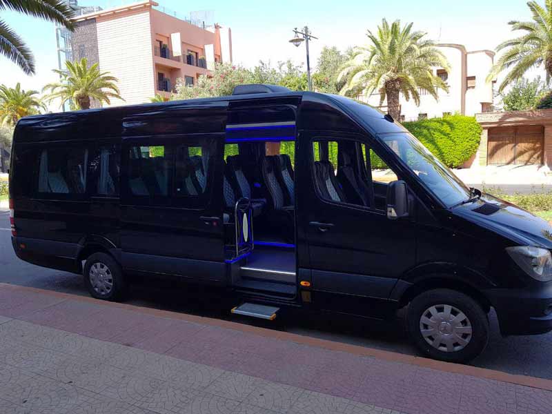 مهنيو النقل السياحي بالمغرب يعلقون وقفتهم الاحتجاجية أمام مطار مراكش بعد تعهد من السلطات بحل مشاكلهم 