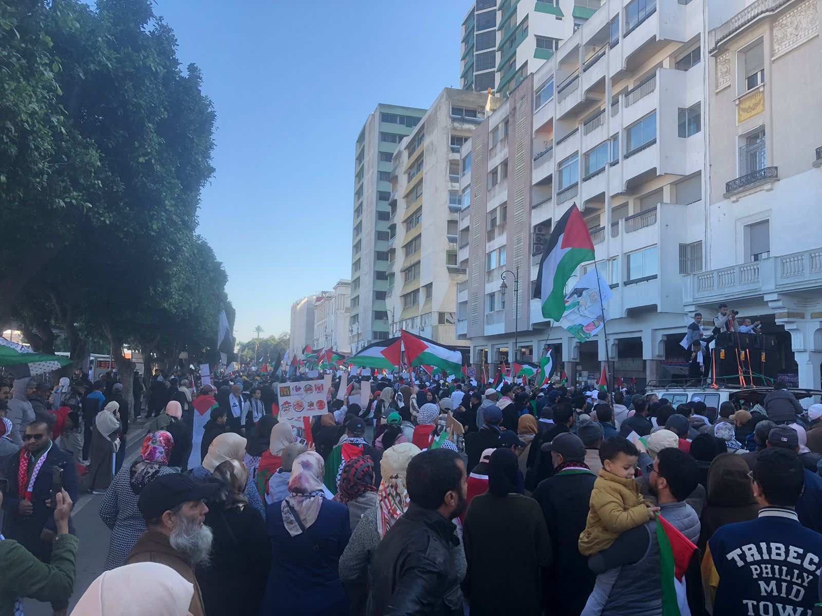 مسيرة شعبية حاشدة بالرباط تتضامن مع فلسطين وتطالب باسقاط التطبيع (فيديو)