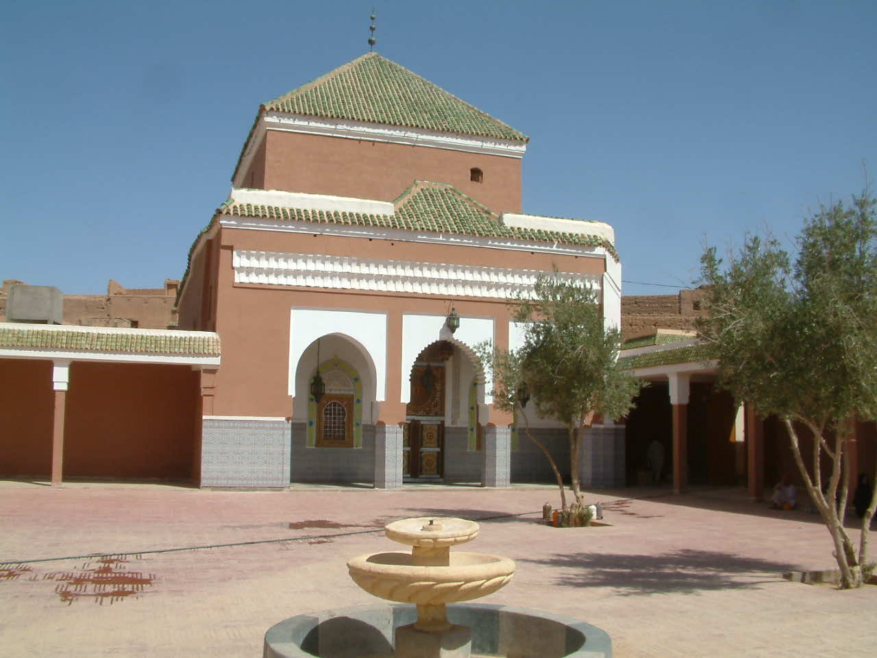 هَل تَوّسط الناصري لتمكين "إسكوبار الصحراء" من الحصول على شهادة الانتساب للزاوية الناصرية بزاكورة؟