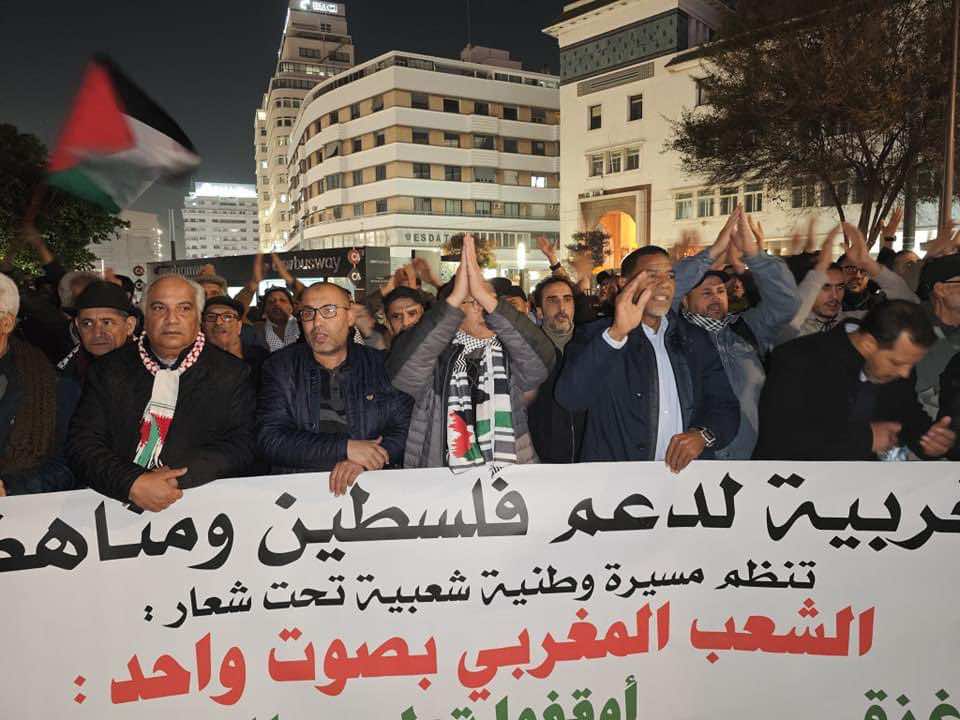 وقفة ليلية بالدار البيضاء تنديدا بالجرائم الإسرائيلية المستمرة في غزة (صور)