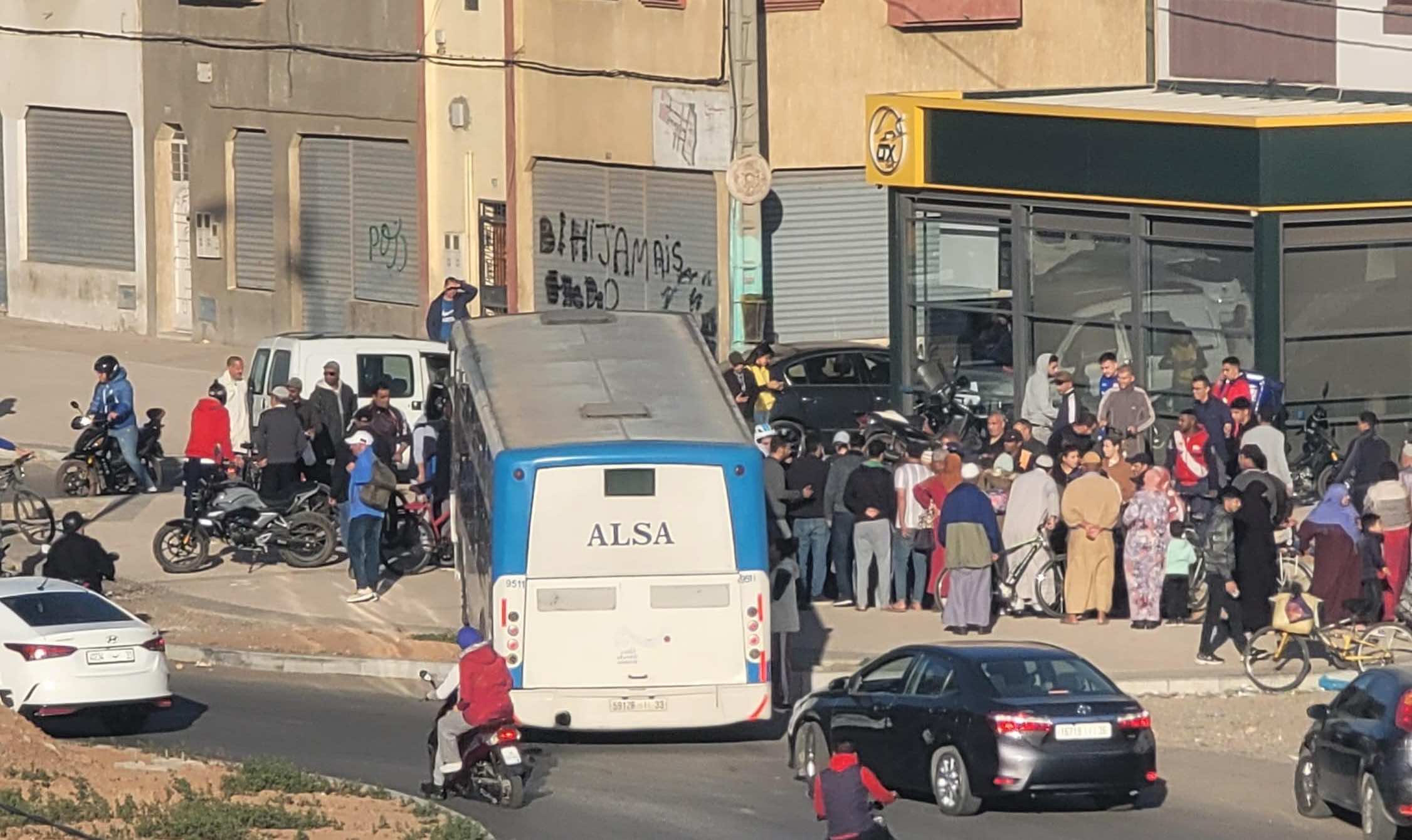 خلاف بين راكب وسائق حافلة ينتهي بتوجيه المقود صوب مقهى بالدشيرة