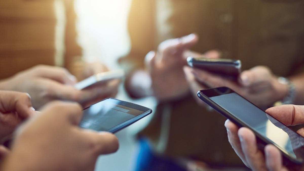 دراسة: السماح للموظفين باستخدام الهواتف الذكية في مقار العمل لا يؤثر على الأداء
