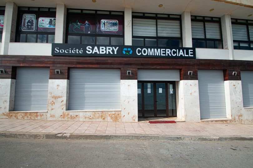 صاحب شركة في الفنيدق يُخرج المئات من عماله في مظاهرة ضد برلماني طرح سؤالا حول رخصة عمله