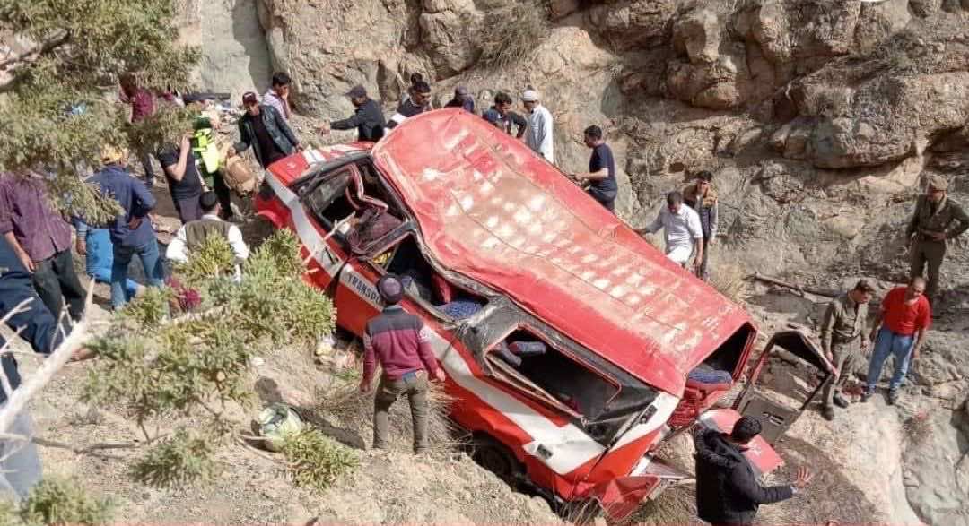 فاجعة في أزيلال .. مصرع 9 أشخاص بعد انقلاب سيارة للنقل المزودج كانت تقل تلاميذ وأساتذة