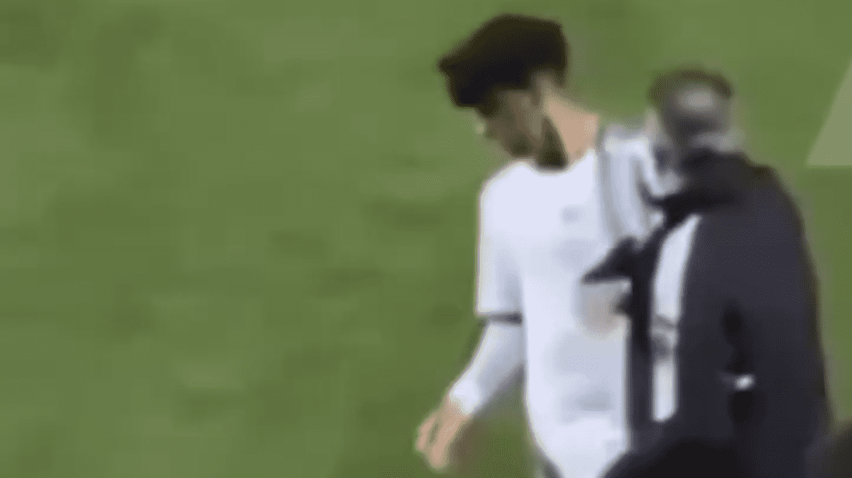 مدرب منتخب الجزائر لأقل من 20 سنة يصفع  عددا من لاعبيه في مشهد عنف غير مألوف