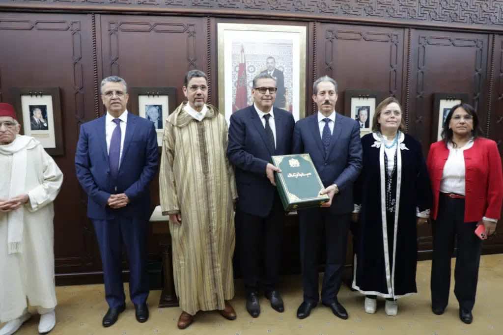 أخنوش يتسلم تقرير اللجنة المكلفة بمراجعة مدونة الأسرة قبل رفعه إلى الملك