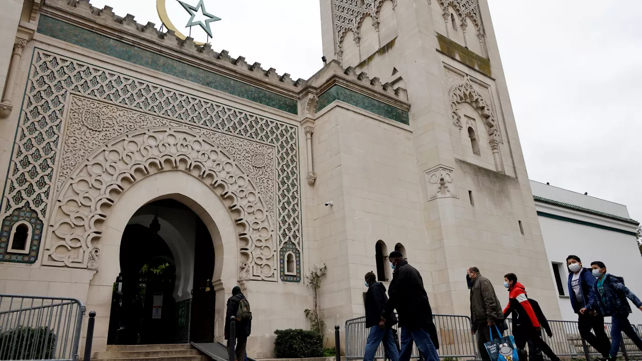 السجن مع وقف التنفيذ بحق مغربي إمام في فرنسا أدين بالإشادة بالإرهاب