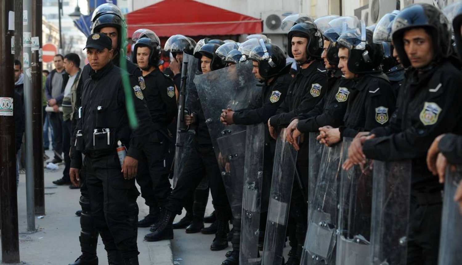 تونس... وفاة شاب أضرم النار في نفسه أمام مركز أمني إثر خلاف مع الشرطة