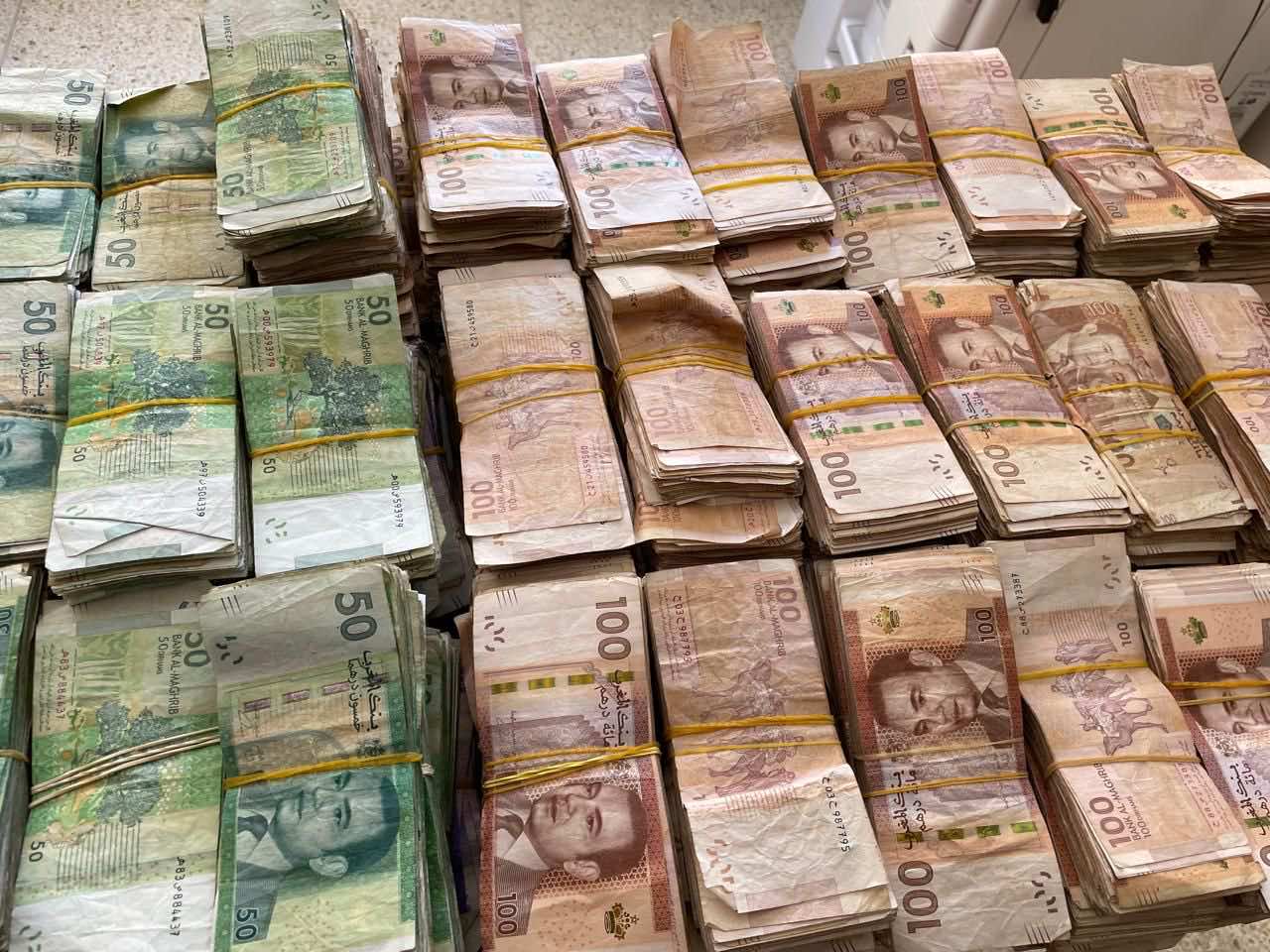 أمن طنجة يطيح بمروج مخدرات ويحجز بحوزته 5 كيلوغرامات من الكوكايين و مبالغ مالية