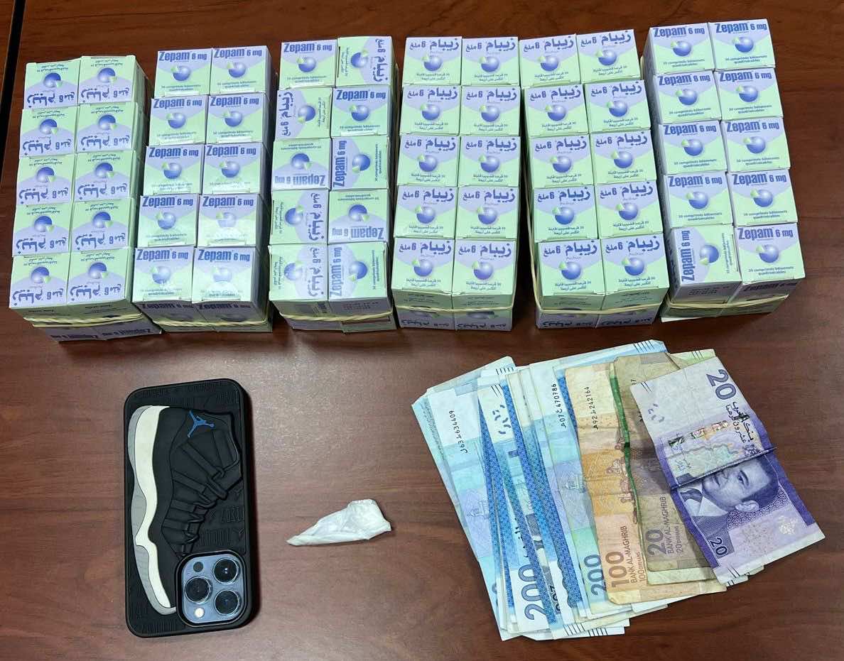 أمن طنجة يطيح بمروج للمخدرات متلبس بحيازة حبوب الهلوسة والكوكايين