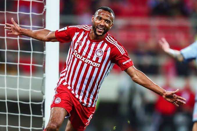 الدولي المغربي أيوب الكعبي يقود فريقه أولمبياكوس اليوناني إلى التتويج بلقب دوري المؤتمر الأوربي
