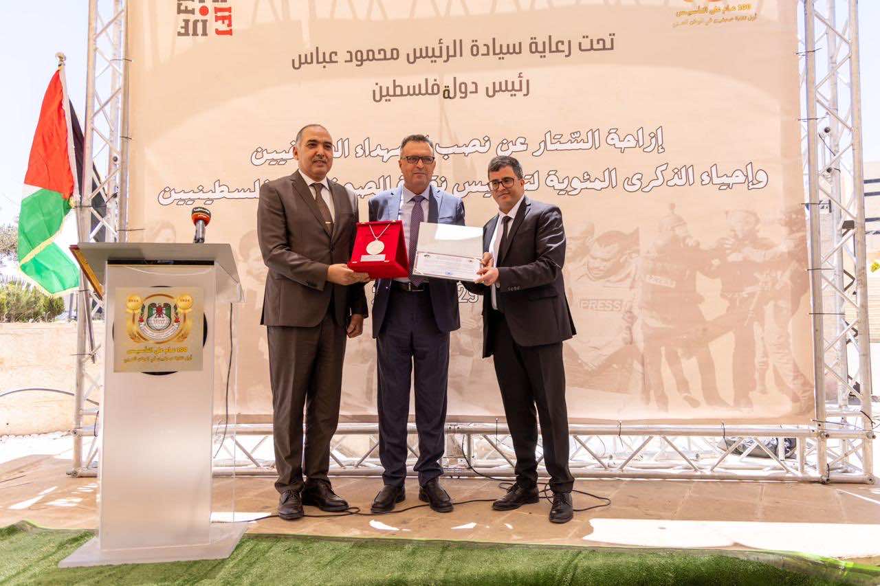 وكالة بيت مال القدس تسلم ميدالية الشجاعة والإقدام لنقيب الصحفيين الفلسطينيين
