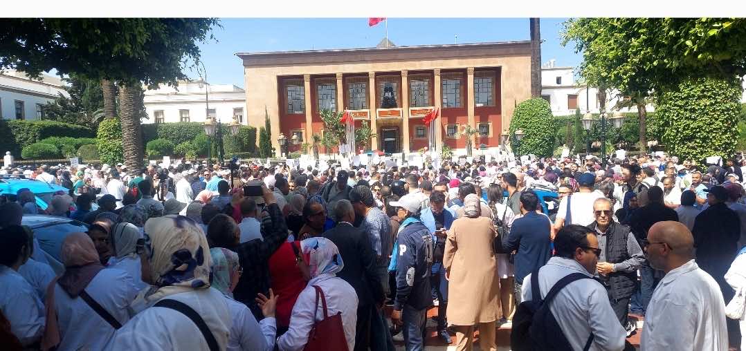 مهنيو الصحة في وقفة حاشدة أمام البرلمان احتجاجا على عدم تنفيذ الحكومة لالتزاماتها (فيديو)