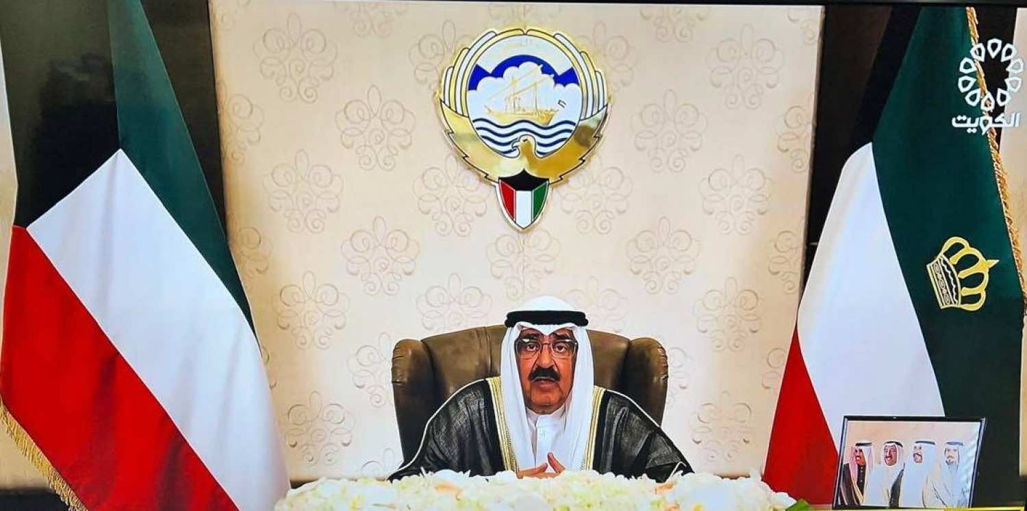 أمير الكويت يقرر حل مجلس الأمة ووقف بعض مواد الدستور لمدة لا تزيد عن 4 سنوات