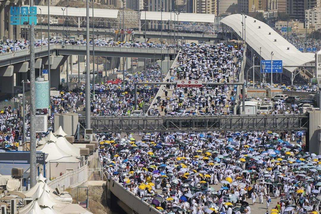 الحجاج يتوافدون على مشعر منى لرمي جمرة العقبة ونحر الهدي في أول أيام عيد الأضحى