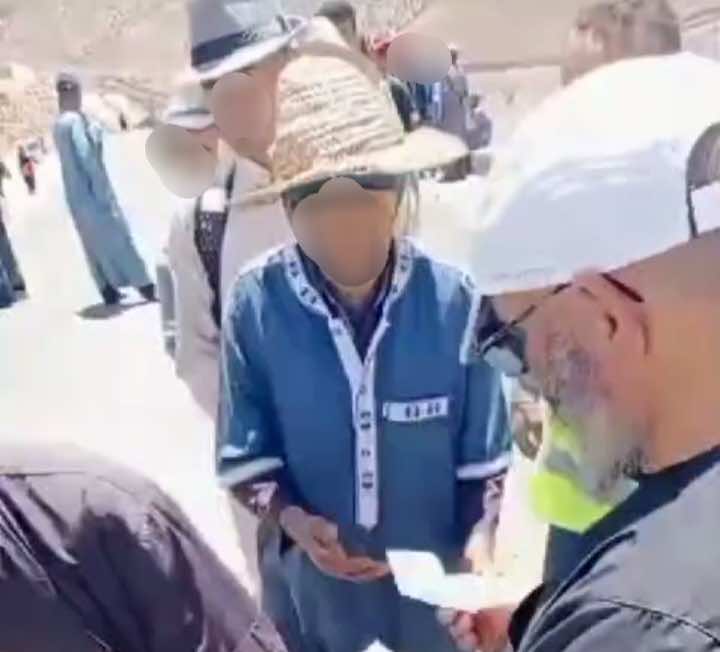جدل بسبب مقطع فيديو يزعم صاحبه توزيع مليار سنتيم نقدا على متضرري الزلزال