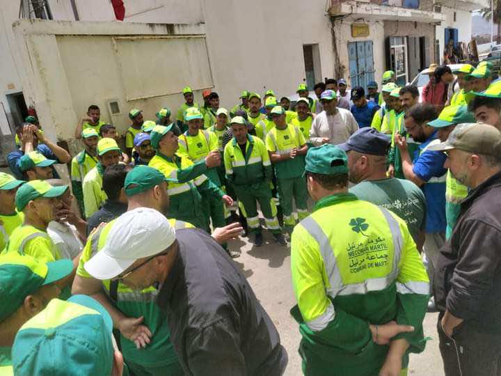 عمال النظافة بمرتيل يحتجون قبيل عيد الأضحى