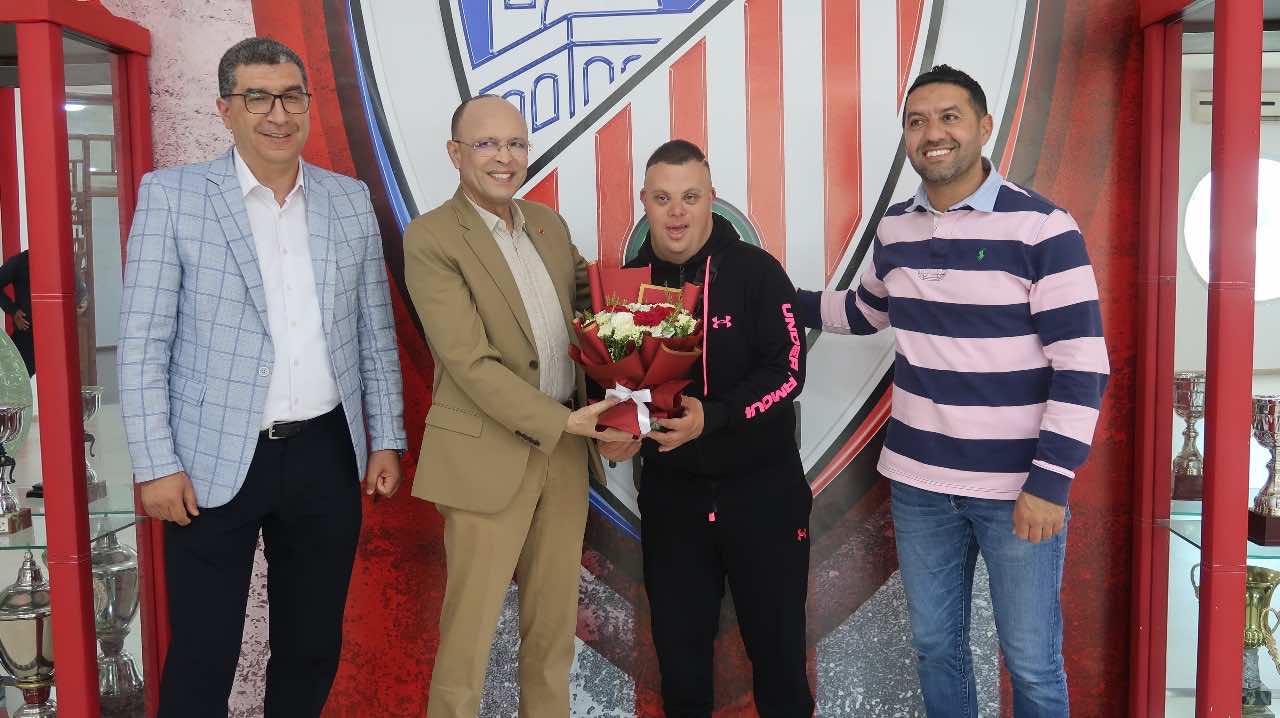 المغرب التطواني يكرم مشجعا من ذوي الهمم تعرض لاعتداء من مشجعين مزعومين للجيش الملكي