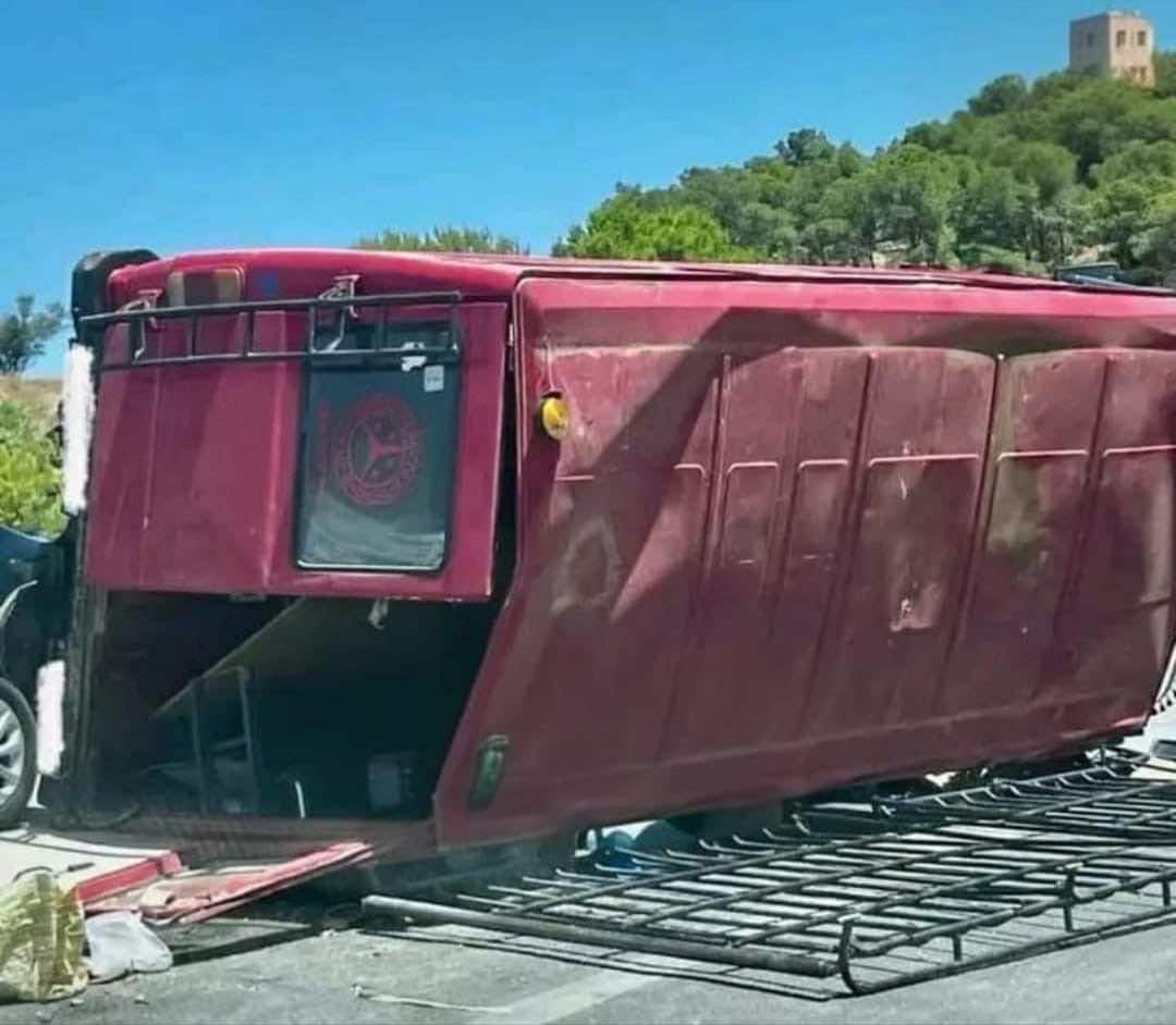 حادثة للنقل المزدوج تؤدي بحياة شخص وترسل آخرين للمستعجلات