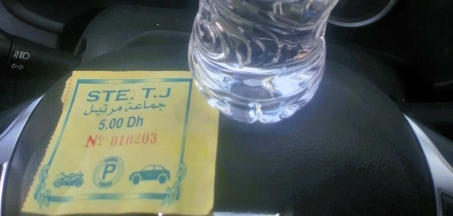التوقف في مرتيل لشراء قنينة ماء بدرهمين يكلف أداء خمسة دراهم لحارس السيارات