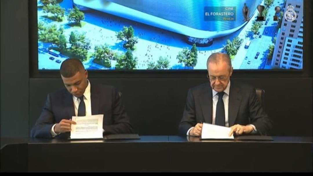 كيليان مبابي يوقع على عقود انضمامه لريال مدريد الإسباني قبل تقديمه في ملعب البيرنابيو