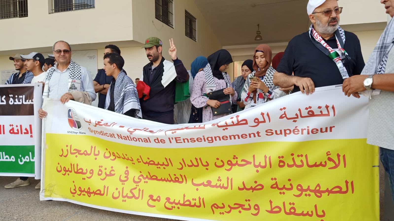 النقابة الوطنية للتعليم العالي تحتج ضد عميد كلية بنمسيك وتندد بمنع تكريمه طالبة متفوقة بسبب ارتدائها كوفية فلسطين+ فيديو