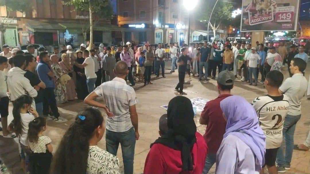 معطلو أزيلال يحتجون بساحة المدينة مطالبين بالشغل