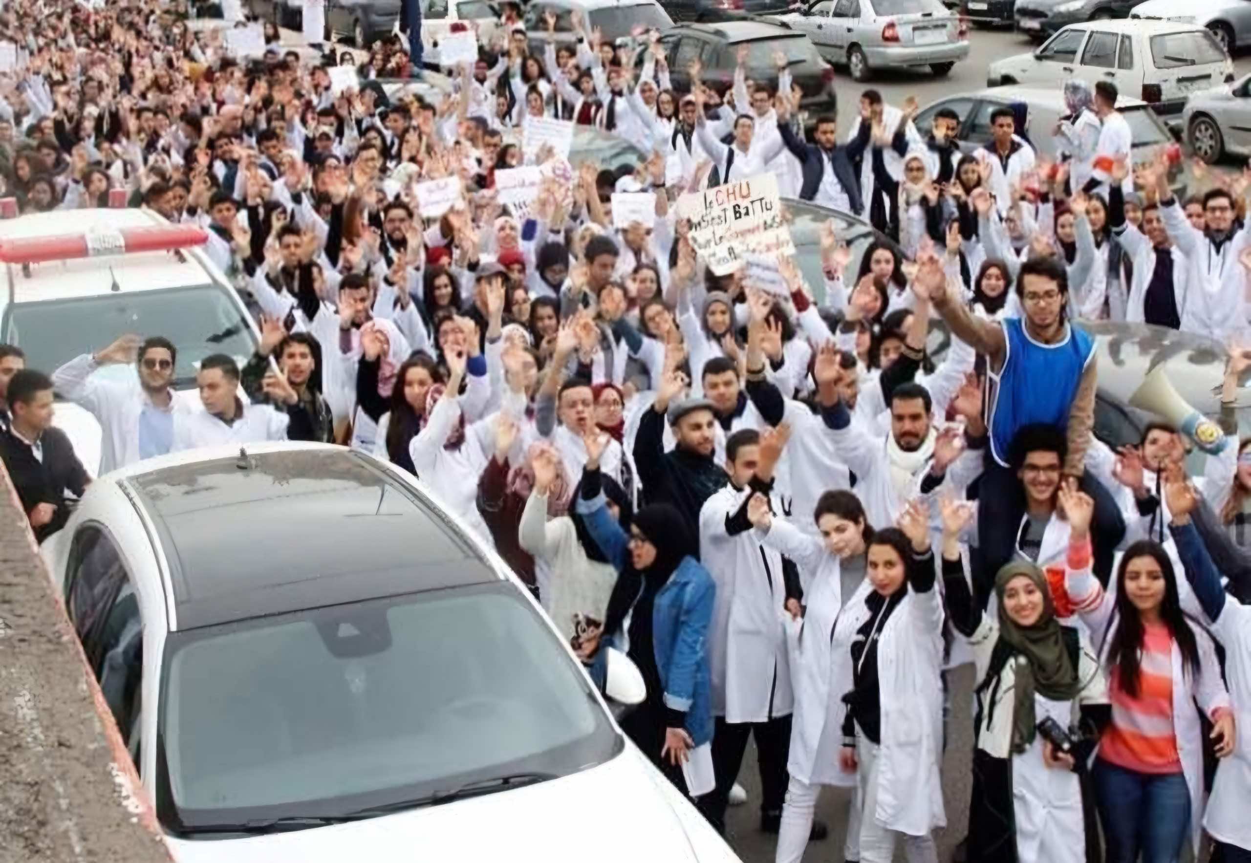 تصعيد جديد من طلبة الطب والصيدلة على خلفية اتهامهم الحكومة بتصفية الحسابات وبالتماطل الكبير لحل أزمتهم