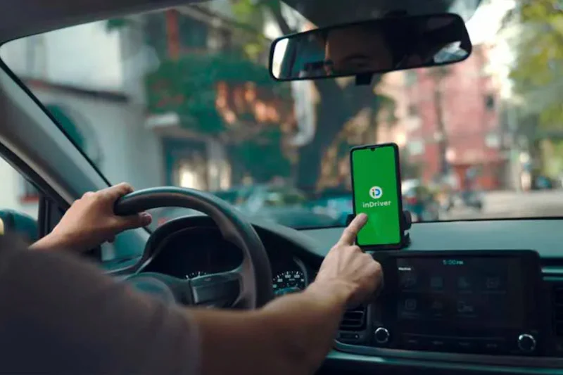 توقيف سائق سيارة للنقل عبر تطبيقات الهاتف بعد شكوى سيدة
