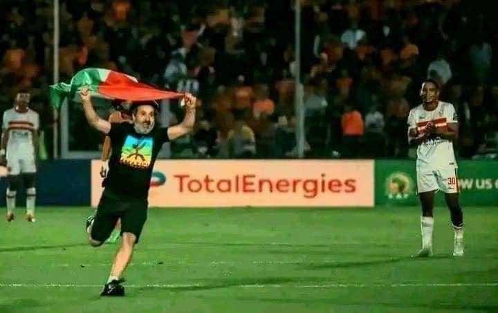 ألف درهم غرامة في حق ناشط اقتحم مباراة بركان والزمالك بحاملا علم فلسطين