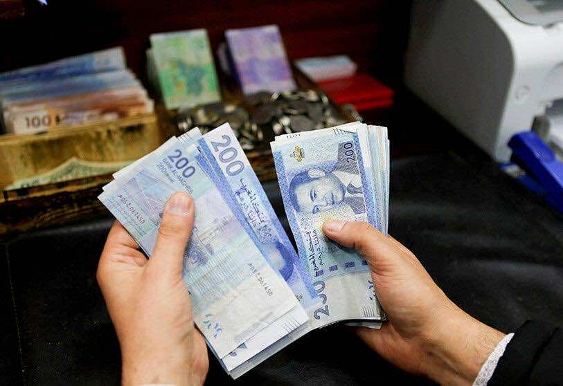 ارتفاع تحويلات المغاربة المقيمين بالخارج إلى أزيد من 102 مليار درهم