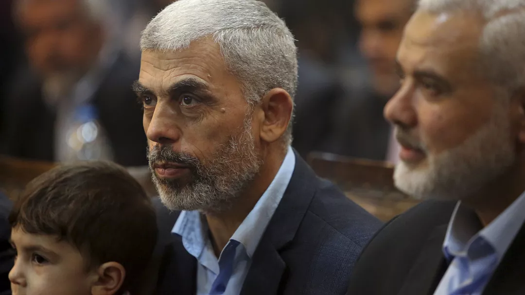 من يكون القائد يحيى السنوار الذي اختارته حماس بالإجماع خليفة للراحل اسماعيل هنية؟