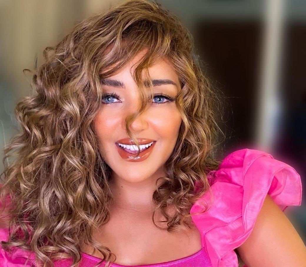 جميلة البدوي رفقة فنان هندي في "ديو" جديد