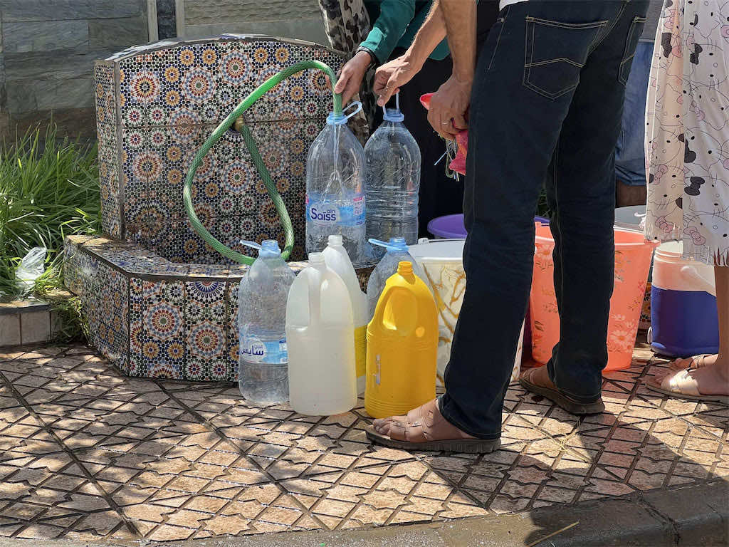 أزمة مياه خانقة ببني ملال: السكان يلهثون وراء قطرات الماء في طوابير طويلة في عين أسردون والساقيات