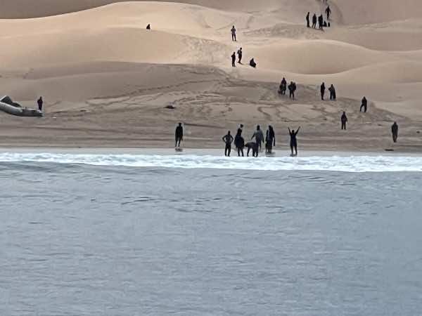 جنوح قارب يحمل مهاجرين سريين قرب كلميم بسبب عطب في المحرك (فيديو)