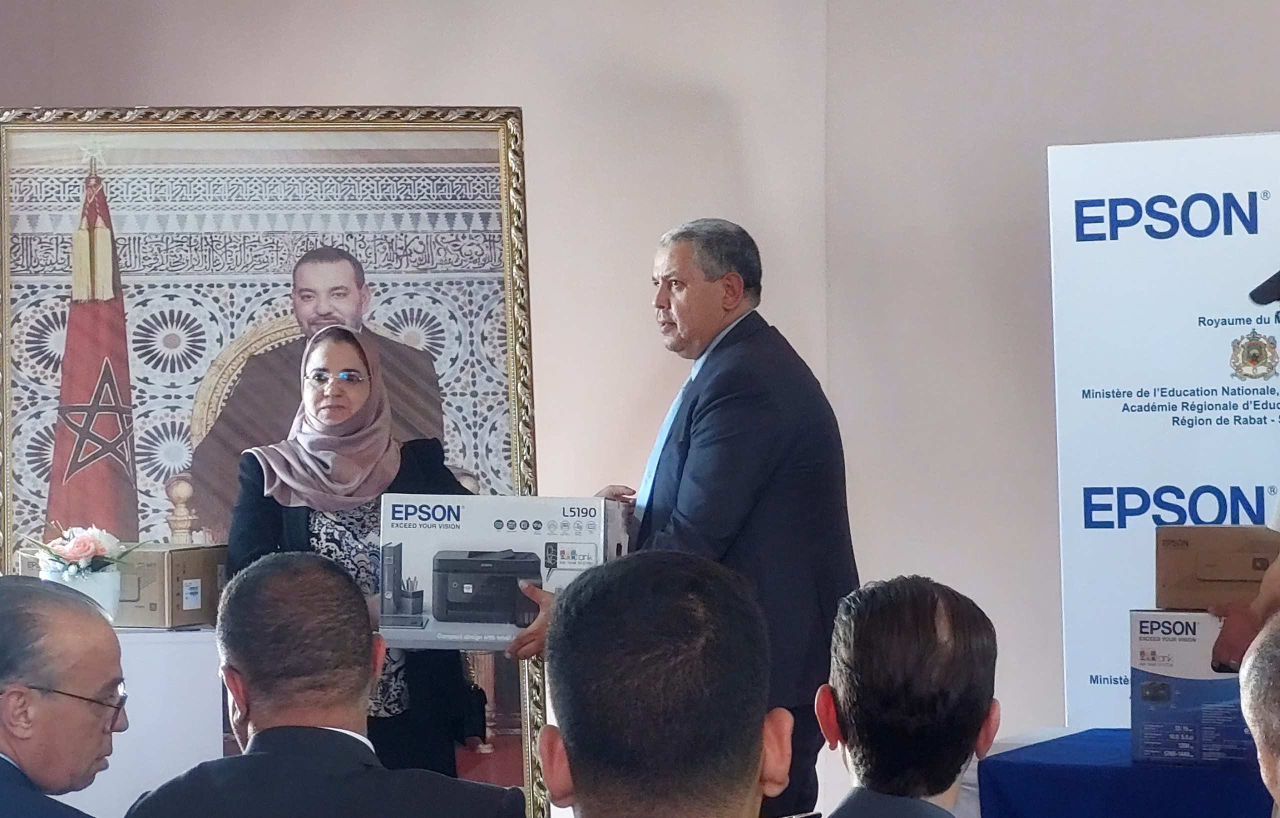 شركة يابانية توزع عشرات المعدات التكنولوجية على المدارس وتوقع شراكات مع أكاديميات التعليم