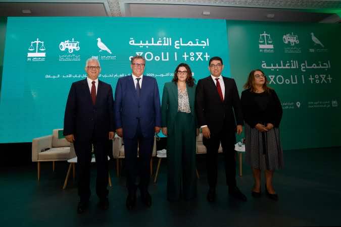 أخنوش يدعو حلفاءه في الأغلبية إلى « بذل مجهود إضافي للتواصل » حول الحصيلة الحكومية ردا على انتقادات قيادة « الجرار »