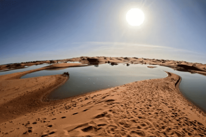 أمطار استثنائية تحيي بحيرات أماتها الجفاف في صحاري الجنوب الشرقي