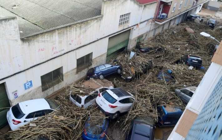 وفاة مغربي و25 مفقودا في فيضانات إسبانيا وخلية أزمة في الخارجية المغربية
