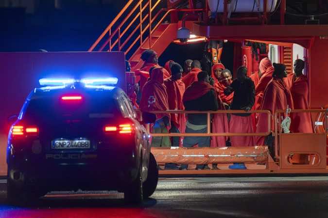 القضاء الإسباني يعلق أجزاء من بروتوكول استقبال القاصرين في جزر الكناري بينما رئيس حكومتها يبحث بالمغرب عن حلول