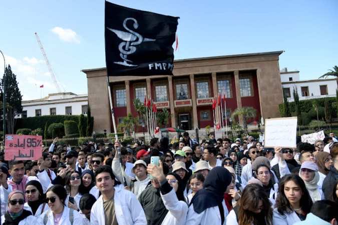 طلبة الطب يردون عرض وزارة التعليم العالي فاتحين الباب لمزيد من التصعيد