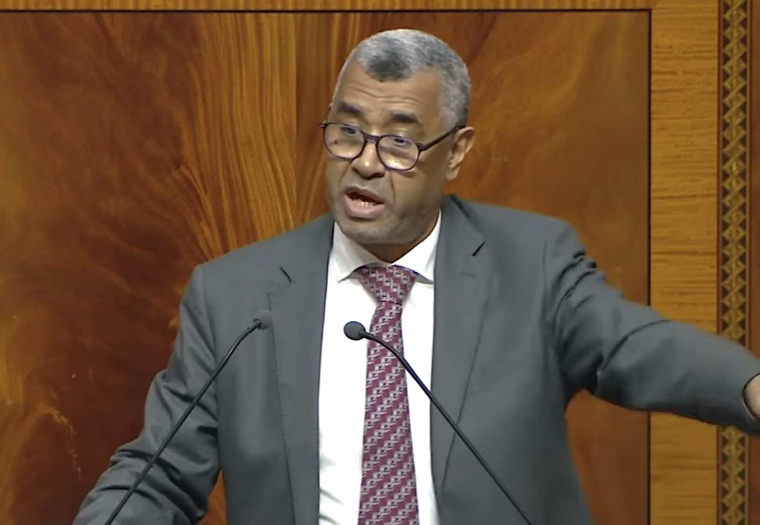 بوانو يتهم الحكومة بالتورط في تخفيض رسوم استيراد العسل لفائدة برلماني يحتكر السوق (فيديو)