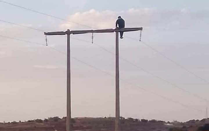 مريض نفسي يقضي ليلته فوق عمود كهربائي للضغط المرتفع نواحي الصويرة الصويرة