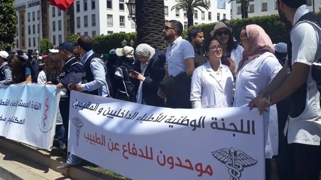 الأطباء يحتجون ضد تماطل الحكومة الذي يزيد من تأزيم الوضع الصحي